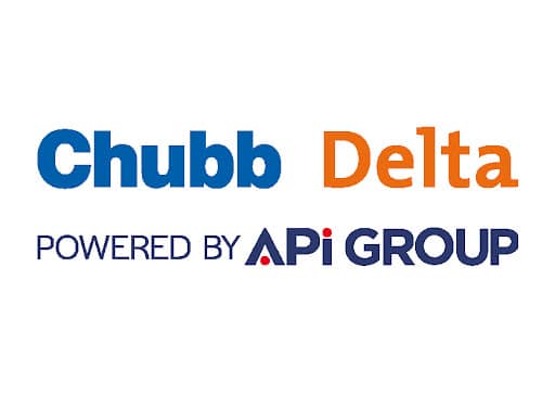 Logo Chubb Delta Powered by APi Group - Partenariat Logo Chubb bleu et Delta orange avec la mention Powered by APi Group en bleu marine sur fond blanc.
